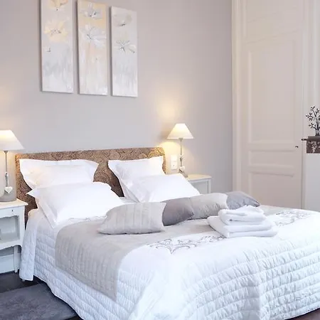 D'hotes- Aux Oiseaux Bed and Breakfast 4*